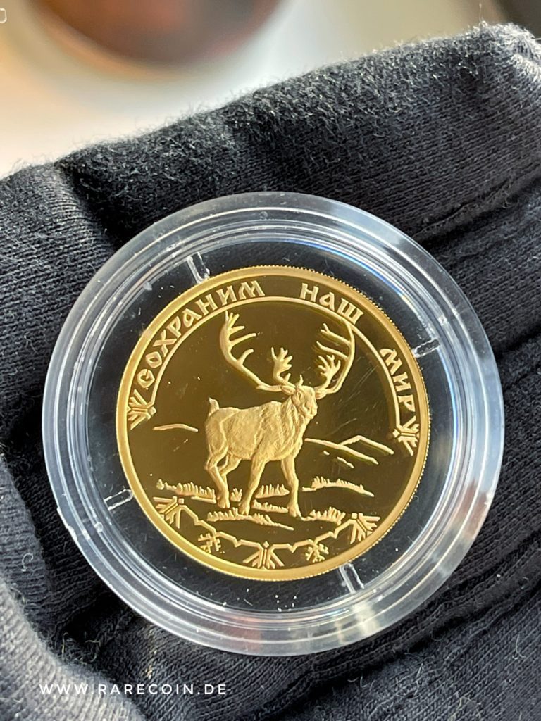 Золотая монета 100 рублей 2004 года Россия с северным оленем