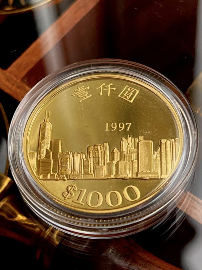 Памятная золотая монета Гонконг номиналом 1000 долларов 1997 года выпуска