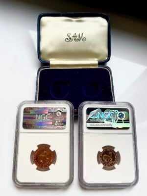 Afrique du Sud 1959 Reine Elizabeth II – Coffret double livre/demi-livre en or pur_2 Afrique du Sud 1959, pièce de 25 cents (une livre et demie) à l'effigie de la reine Elizabeth II, en or de qualité supérieure.