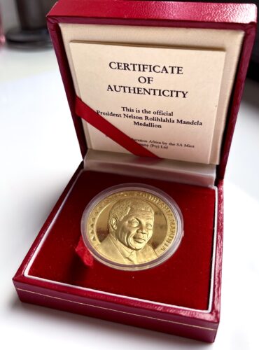 Medaglia d'oro del presidente del Sud Africa Nelson Mandela COA da 1 oncia