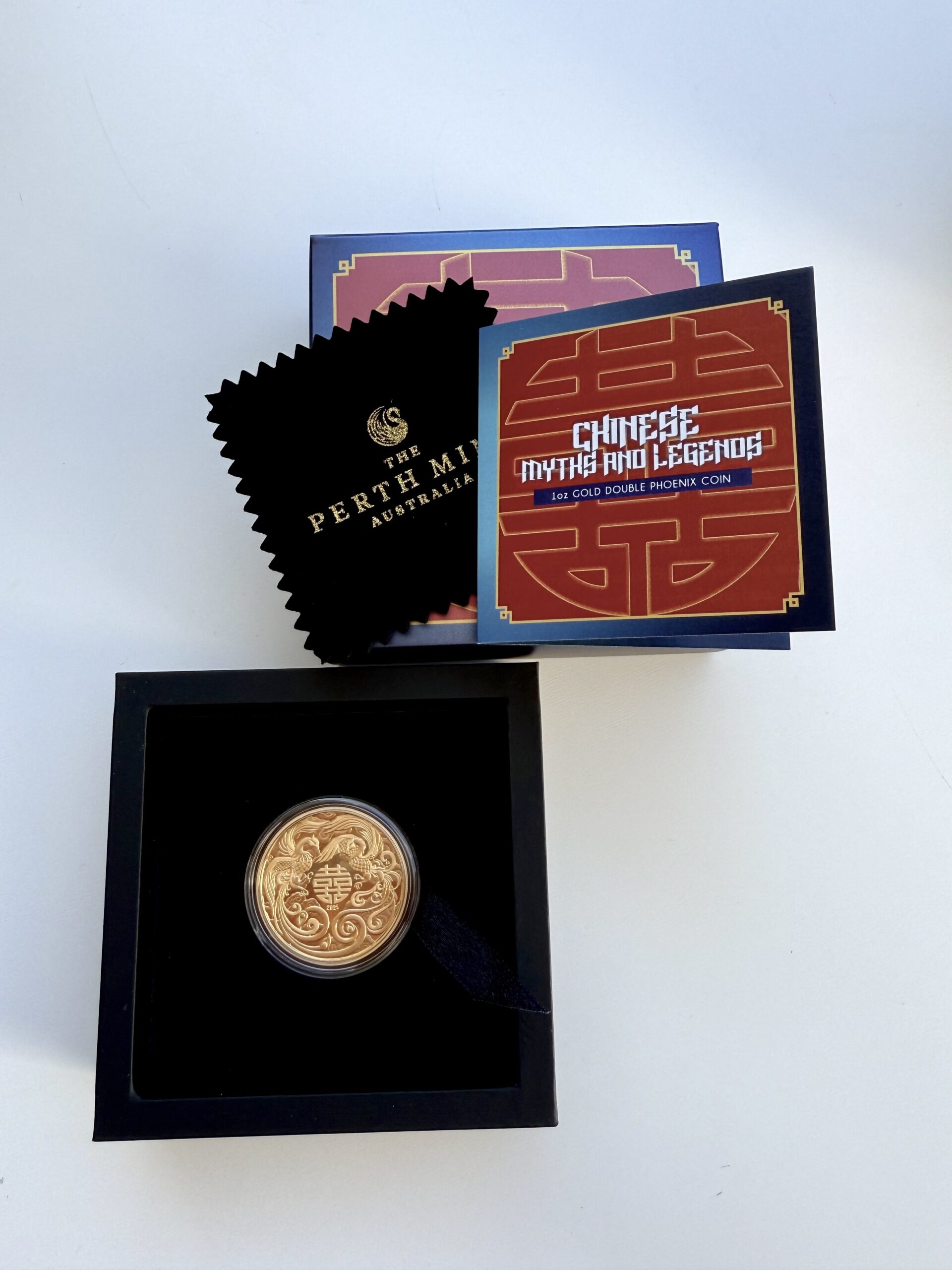 澳大利亚-2025-100-澳元-神话-传奇-双凤凰-1-盎司金-精制-带盒装-和zertifikat_2 澳大利亚 2025 年双凤凰 1 盎司精制金币,带表壳和证书