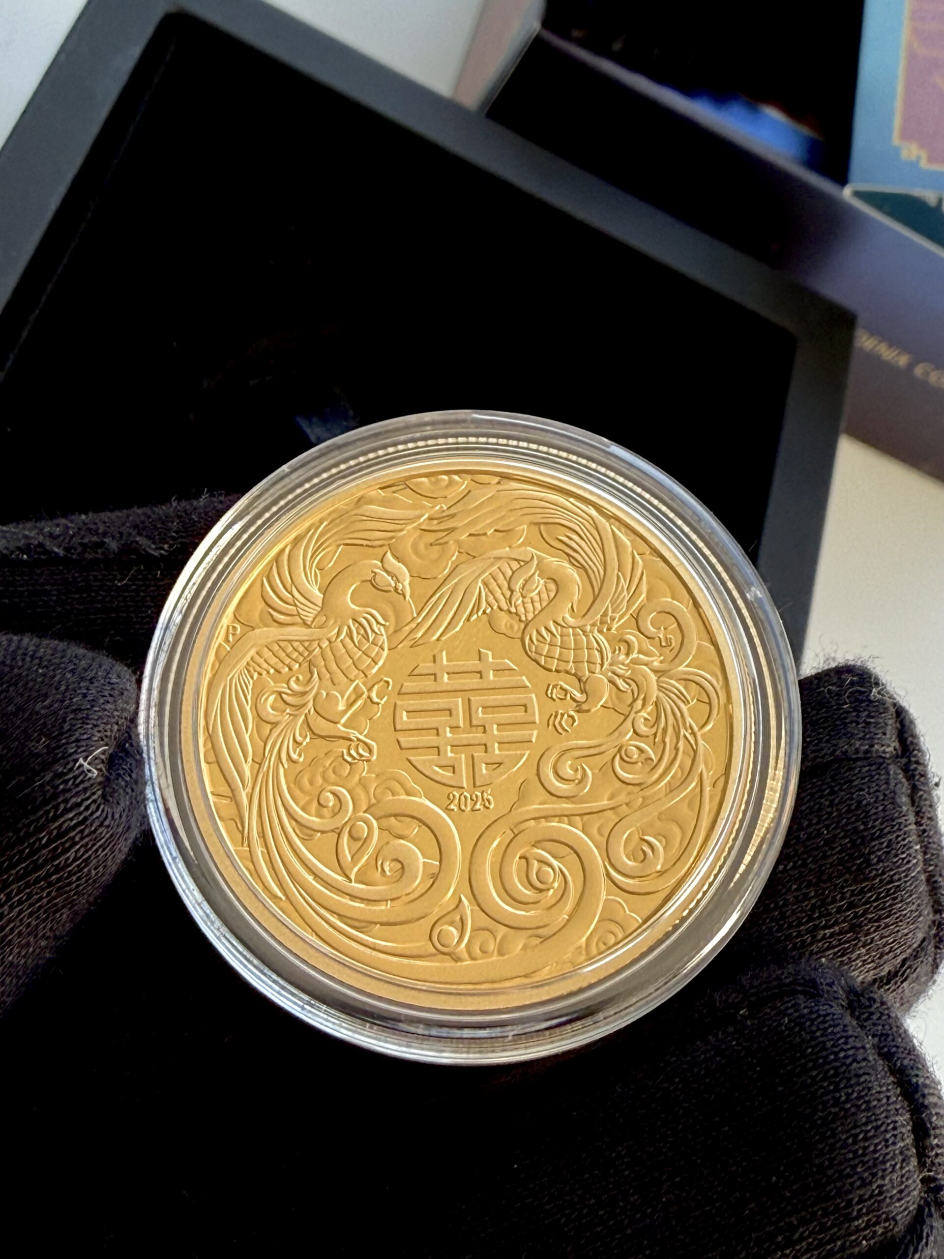 澳大利亚-2025-100-澳元神话传奇双凤凰-1盎司金精制盒装zertifikat_4 澳大利亚 2025 年双凤凰 1 盎司精制金币,带表壳和证书