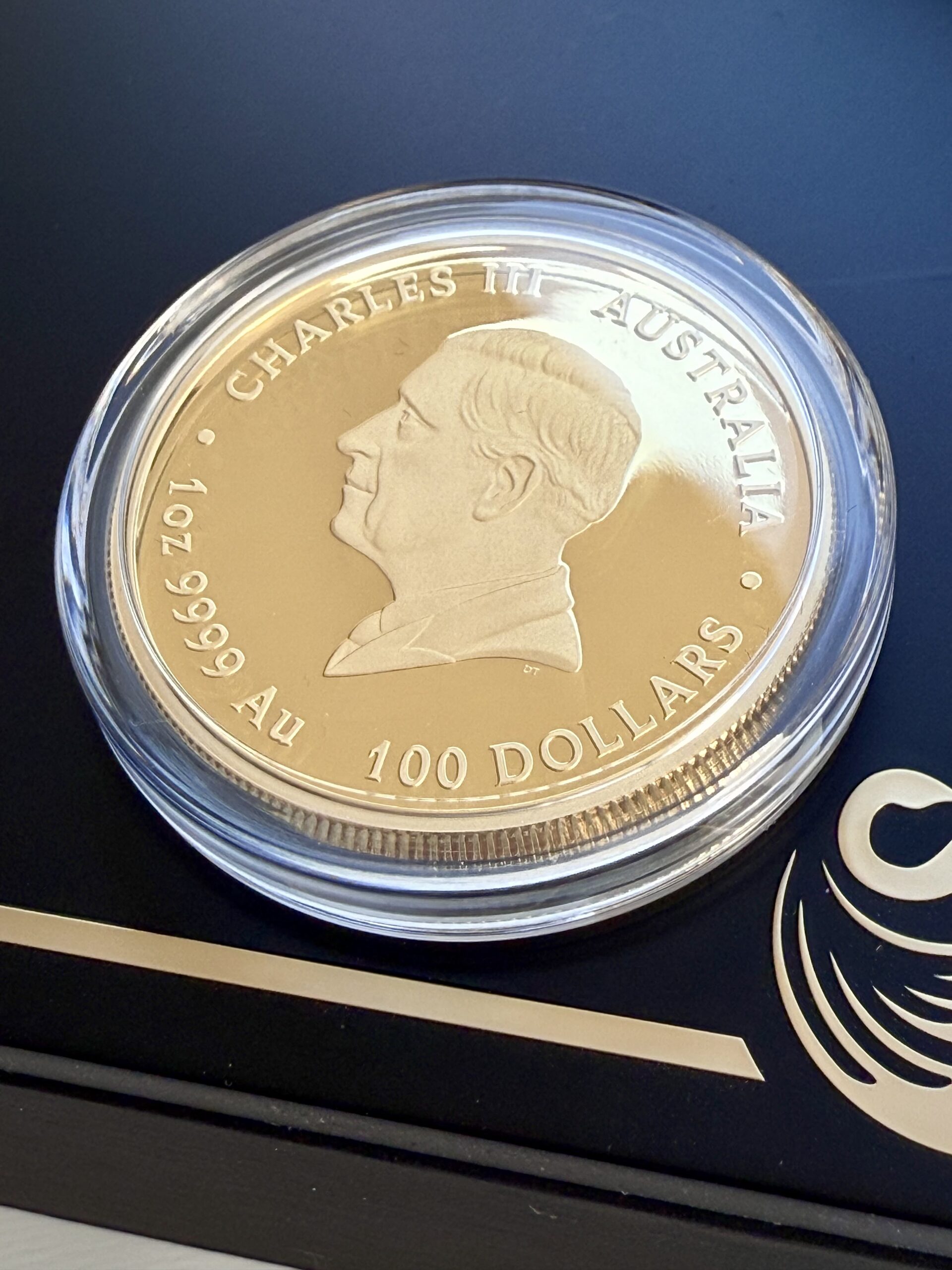 澳大利亚-2025-100-澳元神话传奇双凤凰-1盎司黄金精制盒装zertifikat_7 澳大利亚 2025 年双凤凰 1 盎司精制金币,带表壳和证书