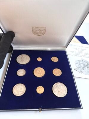 jersey-1972-pounds-25-anniversary-of-the-wedding-of-queen-elizabeth-ii and-philip-5-gold-coins-proof-set_2 泽西岛 1972 英镑伊丽莎白二世女王和菲利普亲王婚礼 25 周年金币精制 5 枚金币精制套装