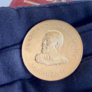 斯威士兰 1968 年 1 利兰根尼独立 Sobhuza ii 1 盎司金质精制币,带原装表壳