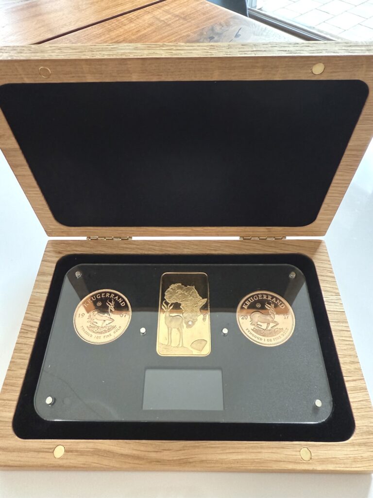 Exklusives Krugerrand-Set 1967 & 2017 mit zwei 1‑oz‑Goldmünzen, vergoldeter Stange und Diamant in Originalbox
