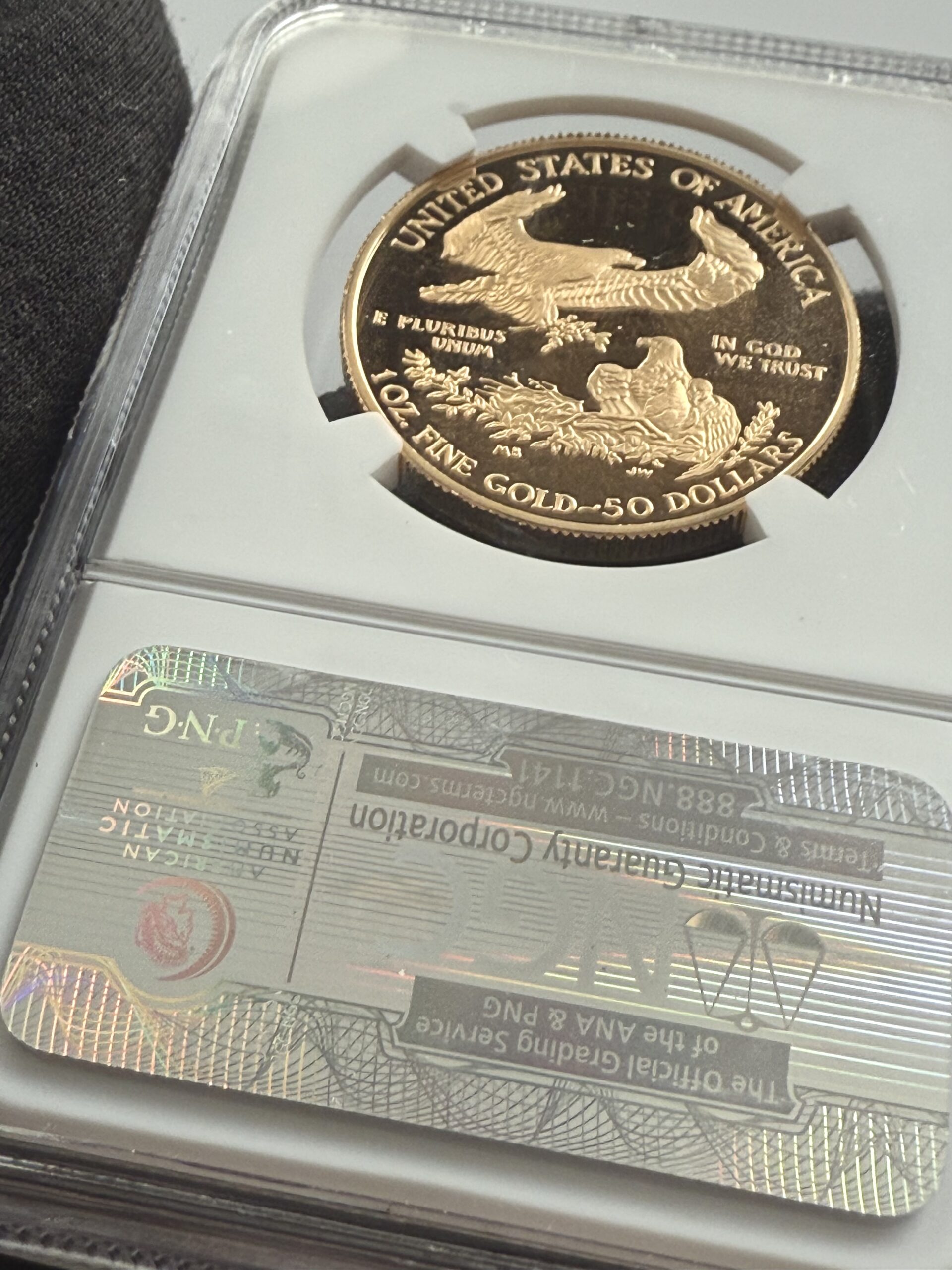 american-eagle-gold-proof-2008-50-us-dollar-1oz-gold-proof-ngc-pf70-ucam_2 USA 2008 American Gold Eagle 1 oz Proof im NGC-Slab PF70 UCAM; Rückseite mit Adlerfamilie (fliegender Adler mit Olivenzweig über Nest), Umschrift „UNITED STATES OF AMERICA – 1 OZ. FINE GOLD – 50 DOLLARS“.