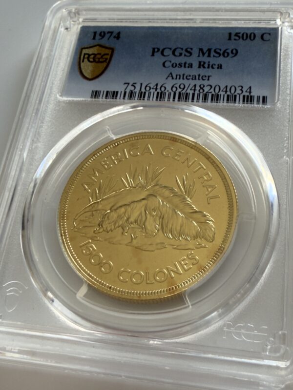 Costa Rica 1974 1500 Colones Gold – Conservation Serie „Ameisenbär“ – Detail der Rückseite mit Legende AMERICA CENTRAL – im PCGS-Holder MS69