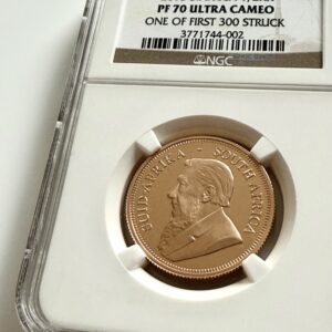 Krugerrand 2013 1/2 oz Or Proof sous étui NGC (noyau blanc) ; revers avec springbok, légendes « 1/2 KRUGERRAND – FYNGOUD 1/2 OZ OR FIN » et année divisée « 20 / 13 ».