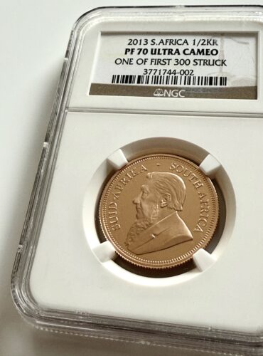 Krugerrand 2013 1/2 oz Gold Proof in custodia NGC (nucleo bianco); sul retro è raffigurato uno springbok, le diciture “1/2 KRUGERRAND – FYNGOUD 1/2 OZ FINE GOLD” e l’anno diviso “20 / 13”.