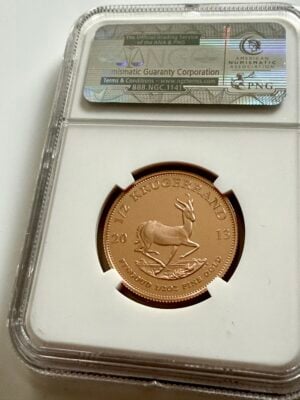克鲁格兰德-2013-1-2盎司-首创-NGC-PF70-ucam_2 克鲁格兰2013年1/2盎司精制金币,NGC盒(白芯);跳羚反向,图例“1/2 克鲁格兰德 – FYNGOUD 1/2 盎司纯金”和除年“20 / 13”。