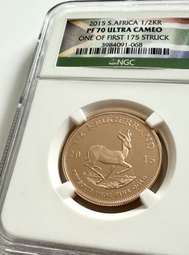 Krugerrand 2015 1/2 oz Gold Proof in custodia NGC (nucleo bianco); dritto con ritratto di Paul Kruger e iscrizione “SUID-AFRIKA • SOUTH AFRICA”, etichetta NGC tagliata in alto con ologramma.