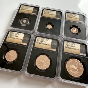 Krugerrand 2023 1 oz Gold Proof im NGC-Holder (Black Core) mit Label „PF70 ULTRA CAMEO – First Day of Issue“; Rückseite mit Springbock und Umschrift „FYNGOUD 1 OZ FINE GOLD“.