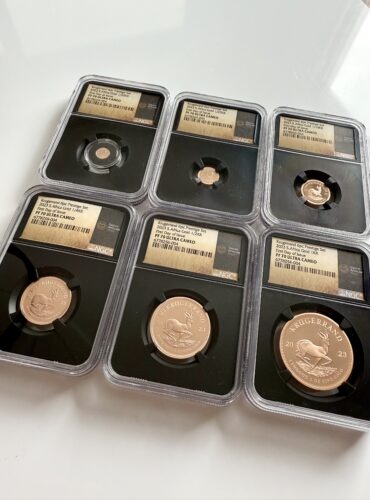 Krugerrand 2023 1 oz Or Proof dans un support NGC (Black Core) avec étiquette « PF70 ULTRA CAMEO – Premier jour d'émission » ; revers avec springbok et inscription « FYNGOUD 1 OZ FINE GOLD ».