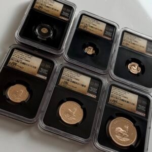 Krugerrand 2021 Gold Proof 6-Münzen-Set in NGC-Slabs (Black Core), First Day of Issue, alle Stücke PF70 Ultra Cameo; sechs Halter in zwei Reihen, Portrait Paul Kruger sichtbar.