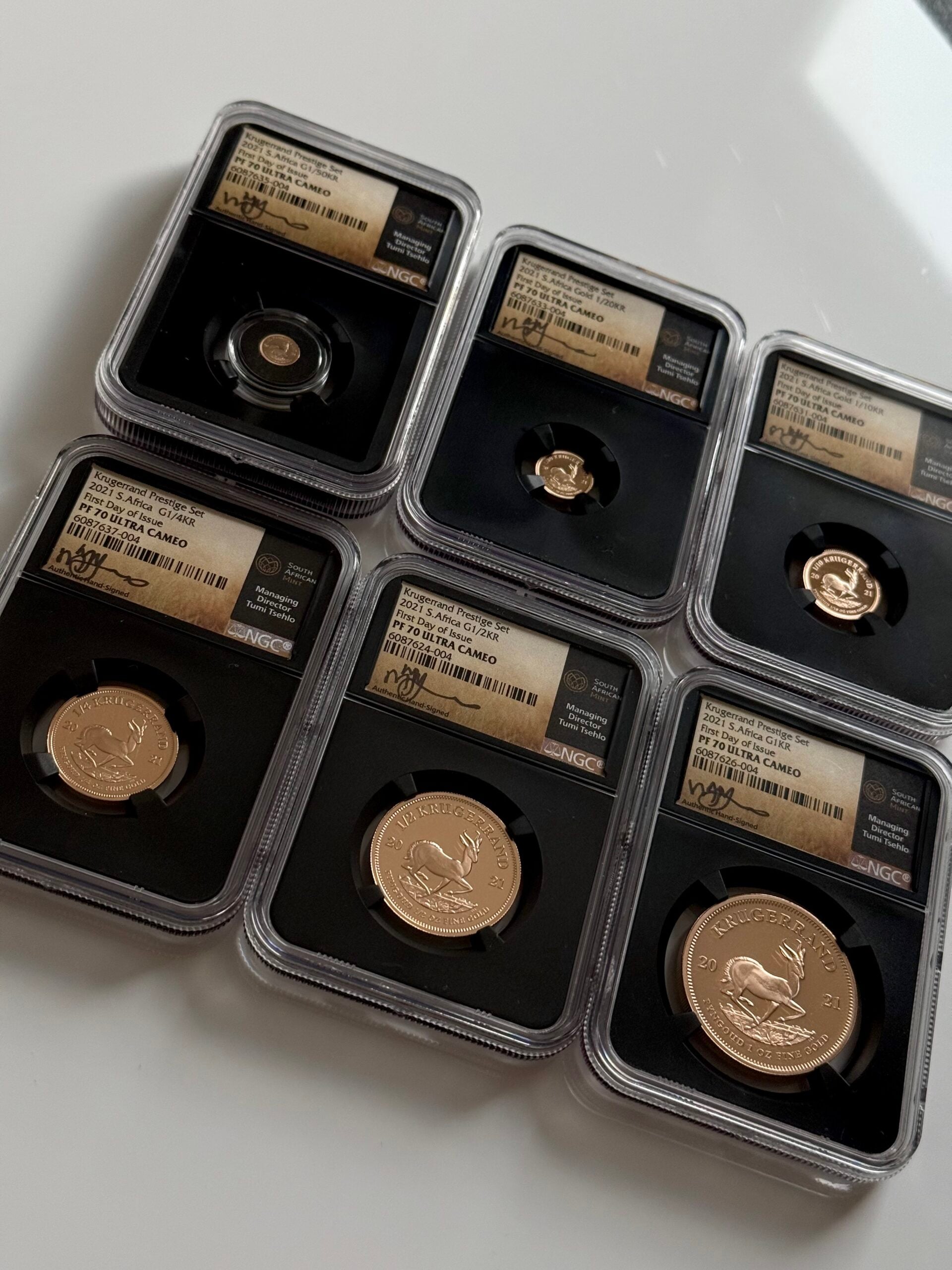 Krugerrand 2021 Gold Proof 6-Münzen-Set in NGC-Slabs (Black Core), First Day of Issue, alle Stücke PF70 Ultra Cameo; sechs Halter in zwei Reihen, Portrait Paul Kruger sichtbar.