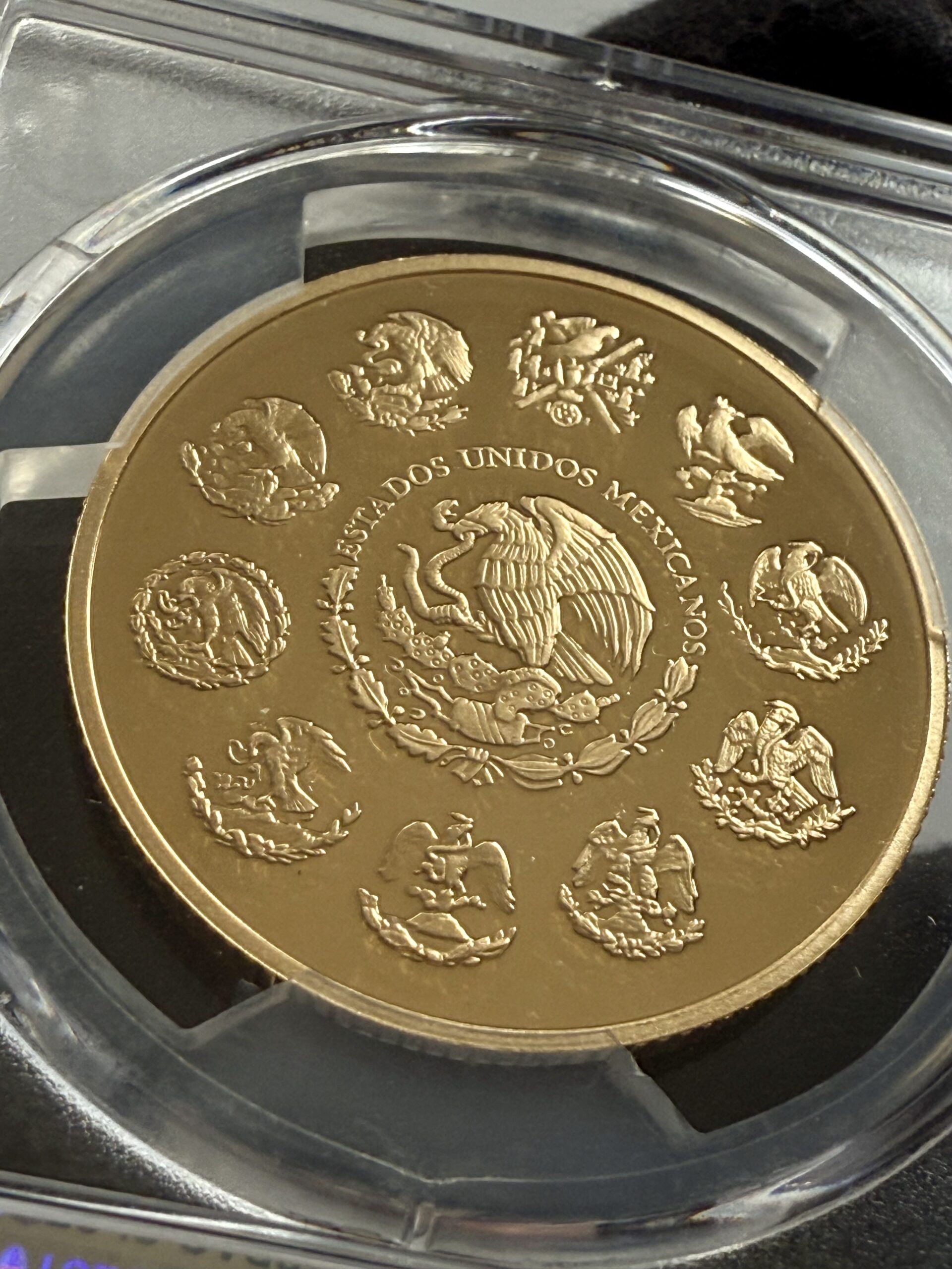 mexiko-2019-libertad-1-oz-proof-goldmunze-pcgs-pr70-dcam_5 Mexiko 2019 Libertad 1 Onza Gold Proof im PCGS-Slab PR70DCAM; Vorderseite mit Victoria (Ángel de la Independencia) vor Popocatépetl und Iztaccíhuatl.