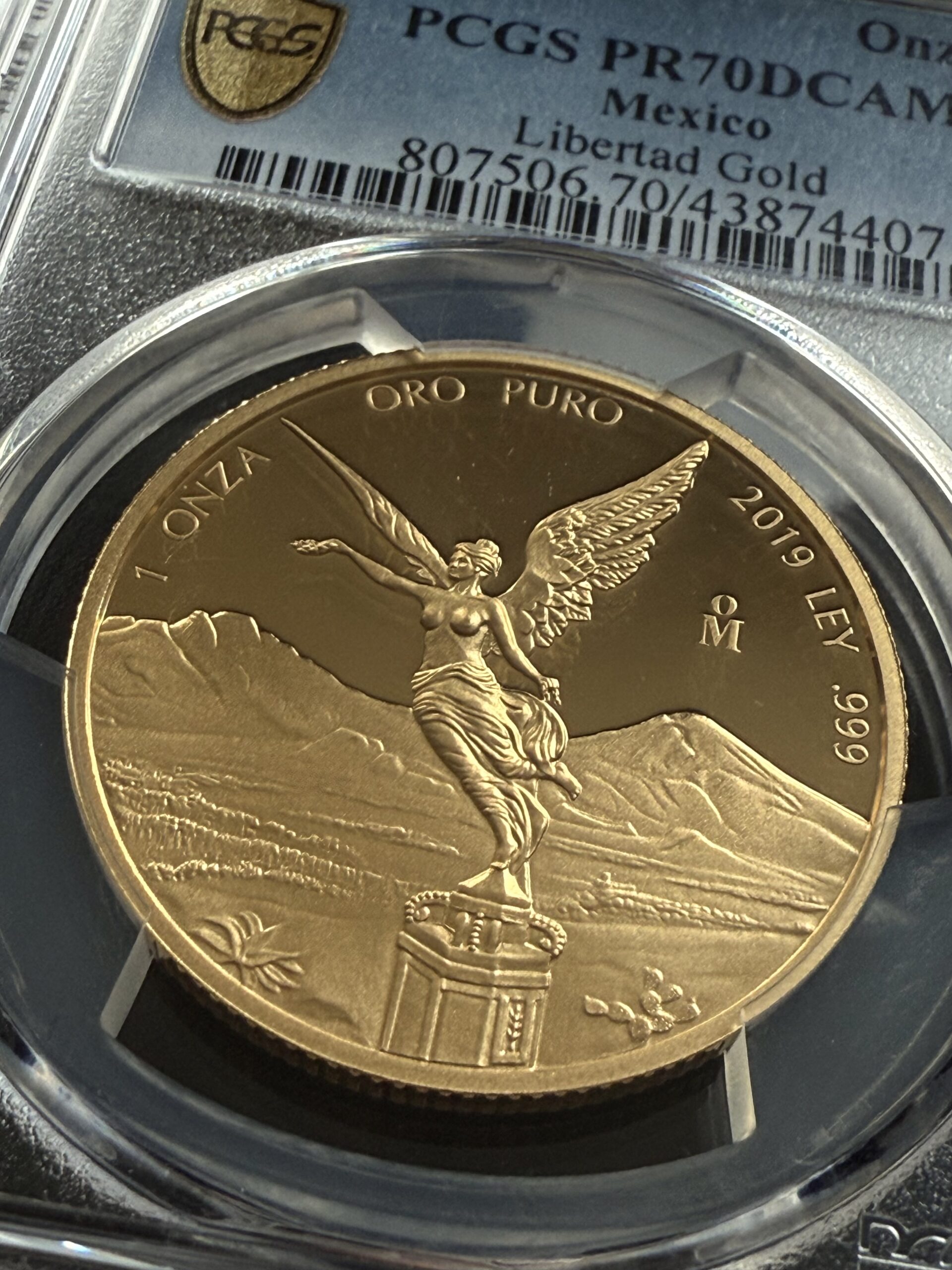 mexiko-2019-libertad-1-oz-proof-goldmunze-pcgs-pr70-dcam_6 Mexiko 2019 Libertad 1 Onza Gold Proof im PCGS-Slab PR70DCAM; Vorderseite mit Victoria (Ángel de la Independencia) vor Popocatépetl und Iztaccíhuatl.