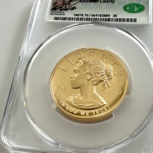 EE. UU. 2017 American Liberty 1 oz Oro, $100, Proof; reverso con águila volando, leyendas “UNITED STATES OF AMERICA”, “E PLURIBUS UNUM”, debajo “100 DOLLARS”; izquierda “1 OZ .9999 FINE GOLD”, marca de ceca W.