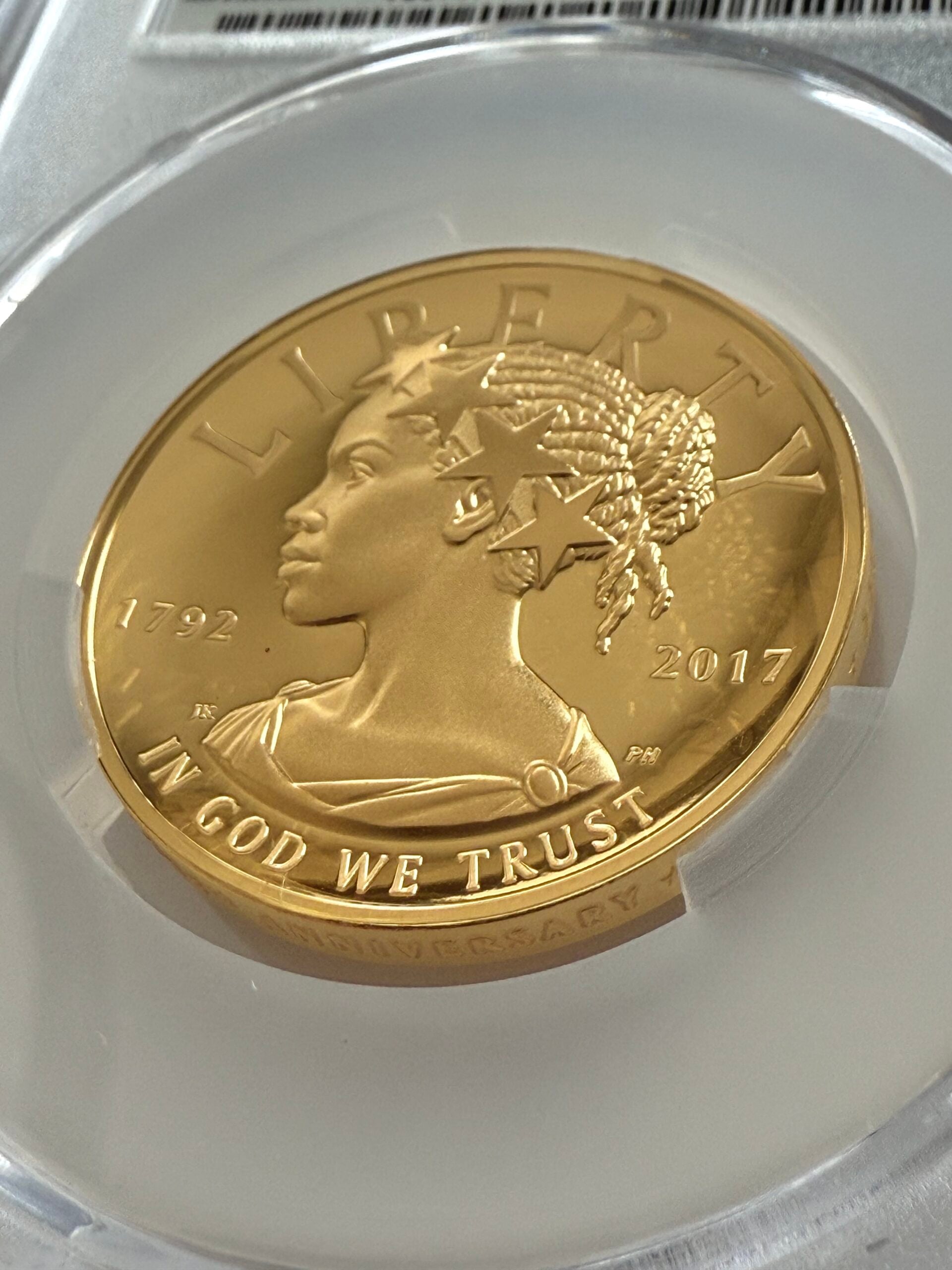 États-Unis 2017 American Liberty 1 oz Or, 100 $, épreuve numismatique ; revers avec aigle en vol, légendes « UNITED STATES OF AMERICA », « E PLURIBUS UNUM », en dessous « 100 DOLLARS » ; à gauche « 1 OZ .9999 FINE GOLD », marque d'atelier W.