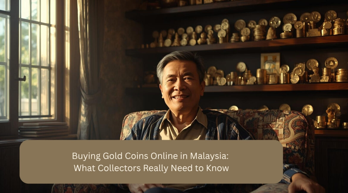 Un anziano collezionista siede rilassato su una poltrona di fronte a scaffali pieni di monete d'oro, la calda luce laterale entra dalla finestra, immagine di intestazione per l'acquisto di monete d'oro online in Malesia