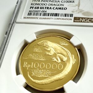 Indonesien 1974 100000 Rupiah Goldmünze Komodowaran im NGC-Holder PF68 Ultra Cameo, Revers mit Waranmotiv und Nennwert Rp100000, schräg fotografiert.