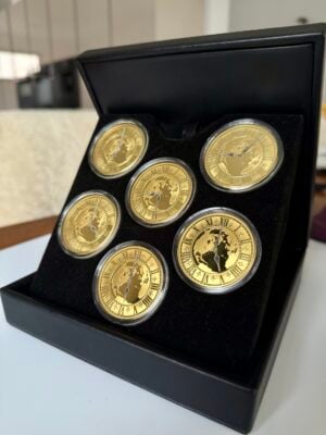 加拿大2005年时区加拿大金质精制套装——六枚价值300美元的金币，装在黑色开放式展示盒中，每枚硬币都封装有罗马钟盘、世界地图图案和不同时间，镶嵌在黑色天鹅绒上。