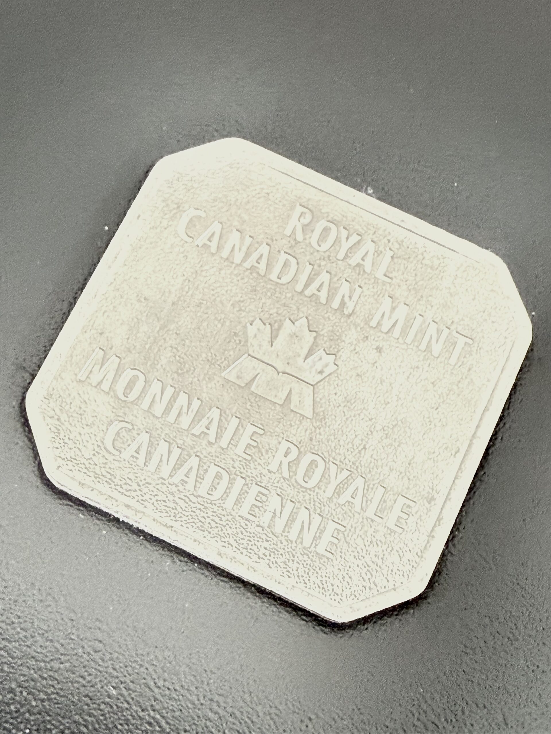 kanada-2005-300-dollar-zeitzonen-kanadas-5oz_12 Kanada 2005 Zeitzonen Kanadas Gold Proof Set – sechs 300-Dollar-Goldmünzen im geöffneten schwarzen Präsentationsetui, jede Münze gekapselt mit römischem Zifferblatt, Weltkarten-Motiv und unterschiedlichen Uhrzeiten auf schwarzer Velourseinlage.