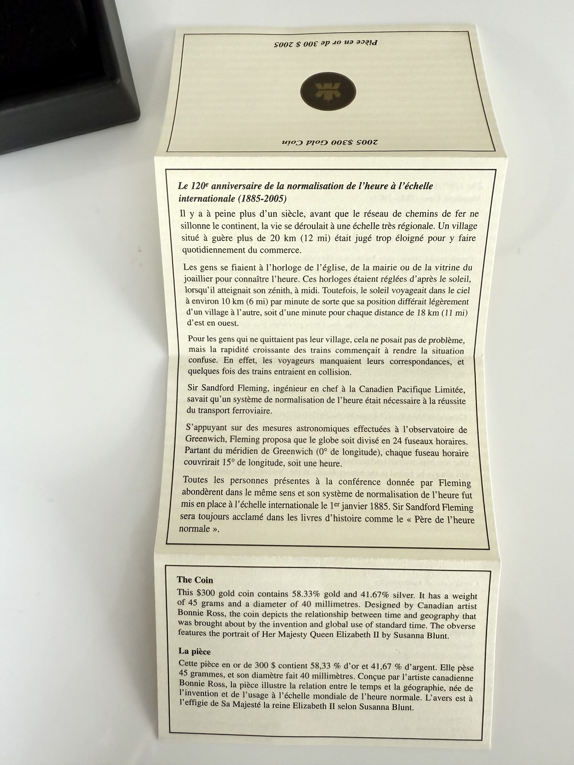 kanada-2005-300-dollar-zeitzonen-kanadas-5oz_4 Kanada 2005 Zeitzonen Kanadas Gold Proof Set – sechs 300-Dollar-Goldmünzen im geöffneten schwarzen Präsentationsetui, jede Münze gekapselt mit römischem Zifferblatt, Weltkarten-Motiv und unterschiedlichen Uhrzeiten auf schwarzer Velourseinlage.