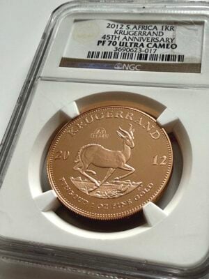 Krugerrand 2012 1 oz de oro de prueba con marca privada 45 AÑOS sobre el antílope saltón: vista detallada en el soporte NGC