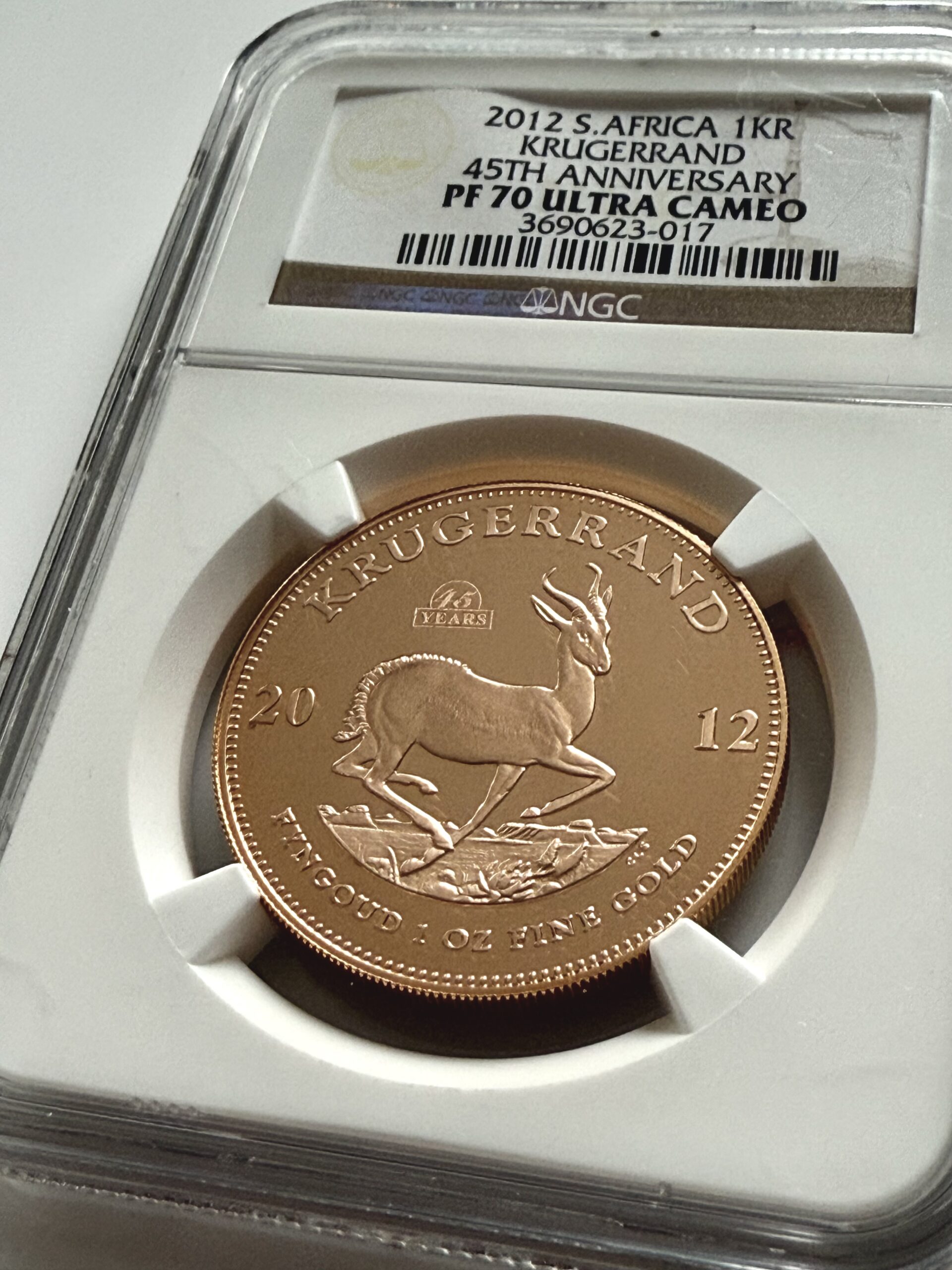 kruegerrand-2012-45-jahre-privy-mark-ngc-pf70-ucam_1 Krugerrand 2012 1 oz de oro de prueba con marca privada 45 AÑOS sobre el antílope saltón: vista detallada en el soporte NGC