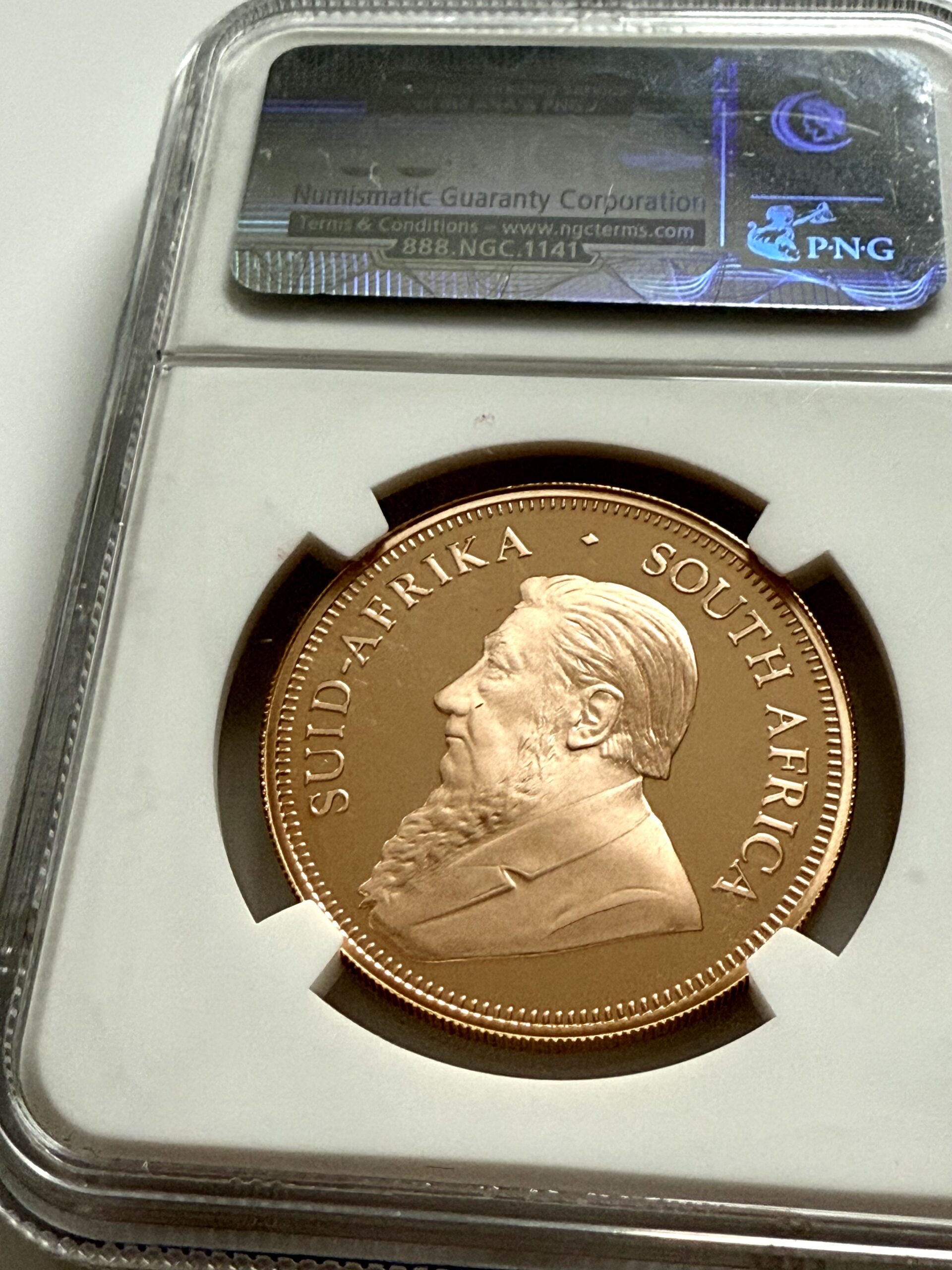 kruegerrand-2012-45-jahre-privy-mark-ngc-pf70-ucam_2 Krugerrand 2012 1 oz de oro de prueba con marca privada 45 AÑOS sobre el antílope saltón: vista detallada en el soporte NGC