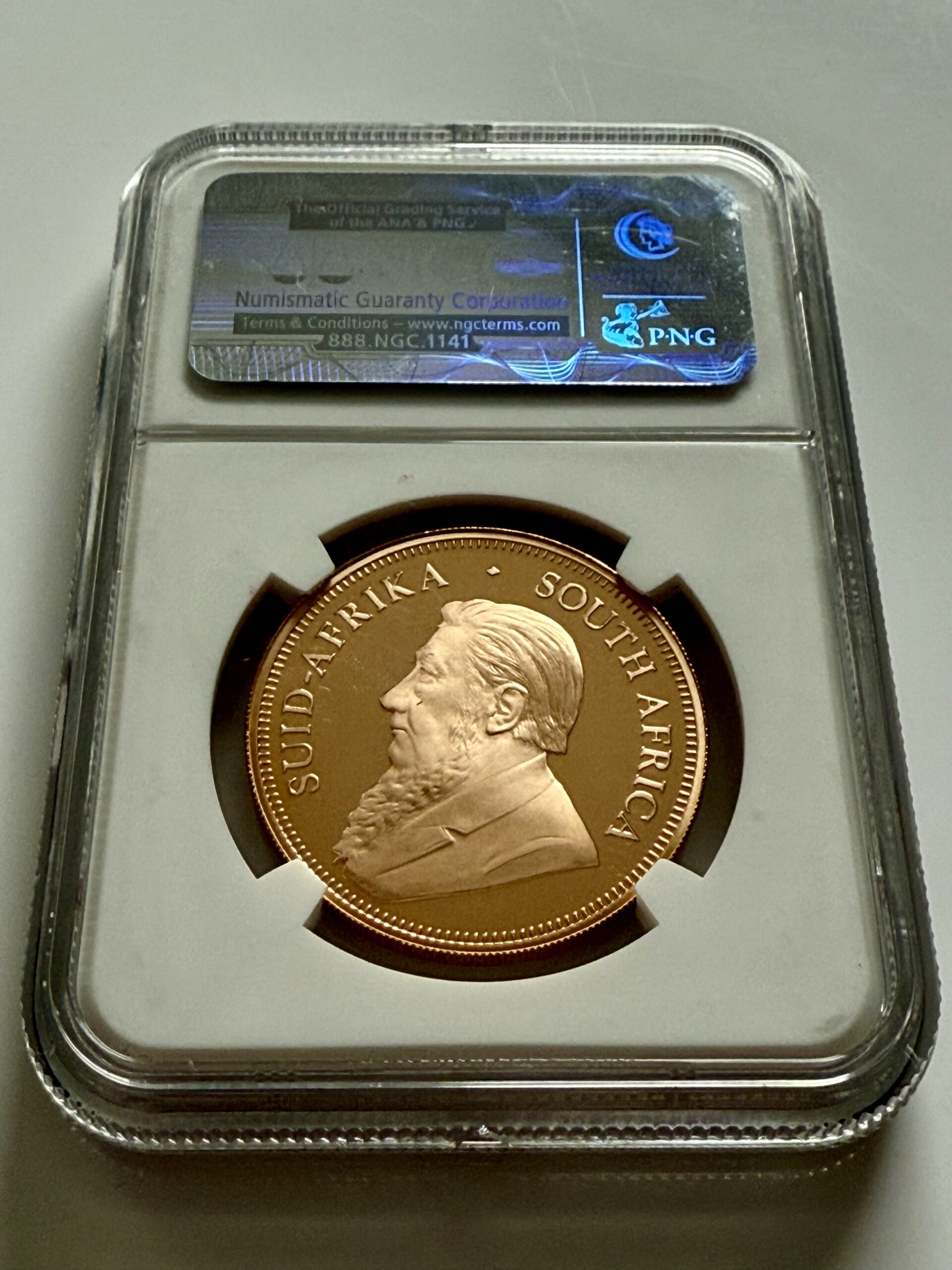 kruegerrand-2012-45-jahre-privy-mark-ngc-pf70-ucam_3 Krugerrand 2012 1 oz de oro de prueba con marca privada 45 AÑOS sobre el antílope saltón: vista detallada en el soporte NGC