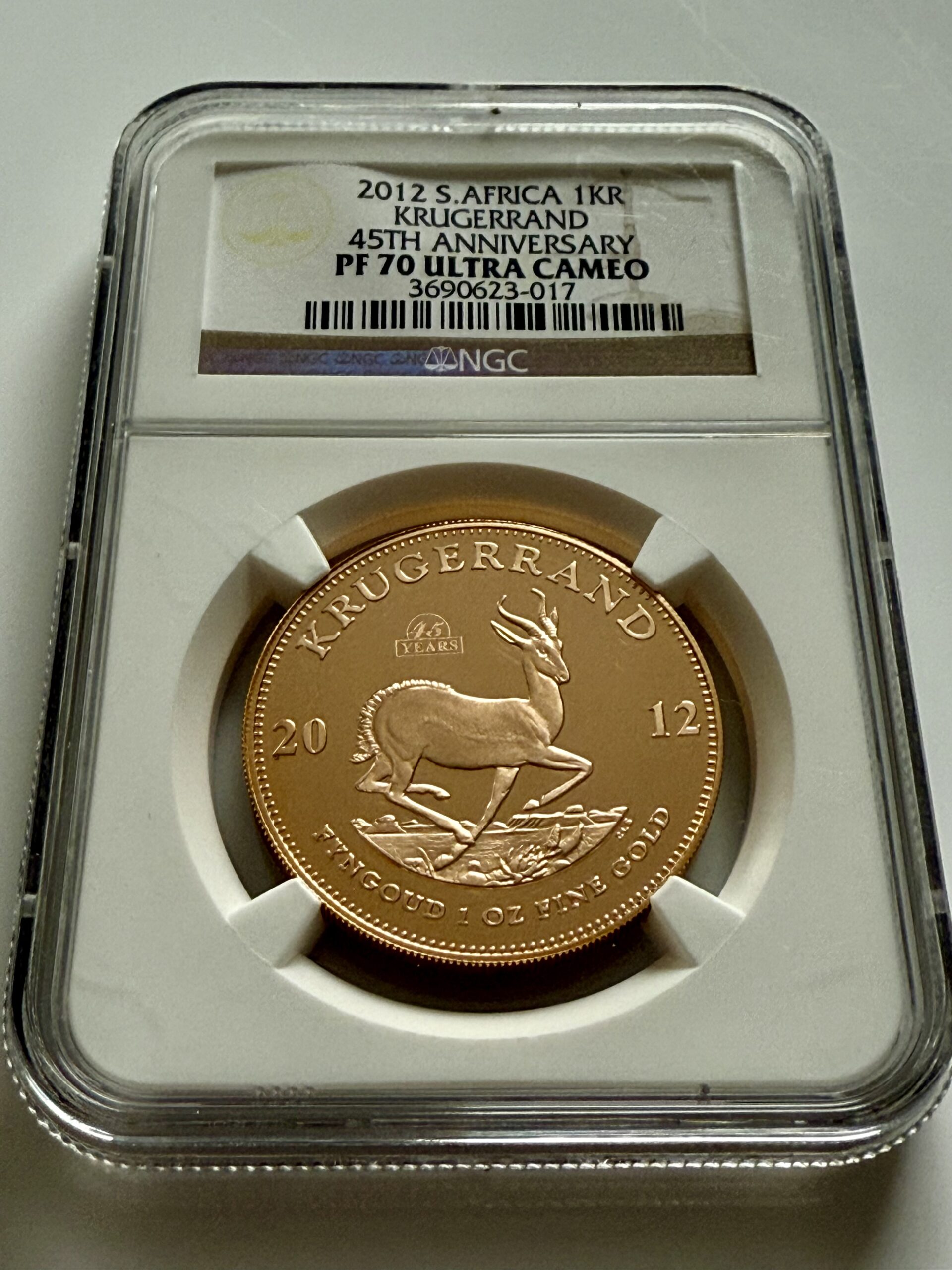 kruegerrand-2012-45-jahre-privy-mark-ngc-pf70-ucam_4 Krugerrand 2012 1 oz de oro de prueba con marca privada 45 AÑOS sobre el antílope saltón: vista detallada en el soporte NGC