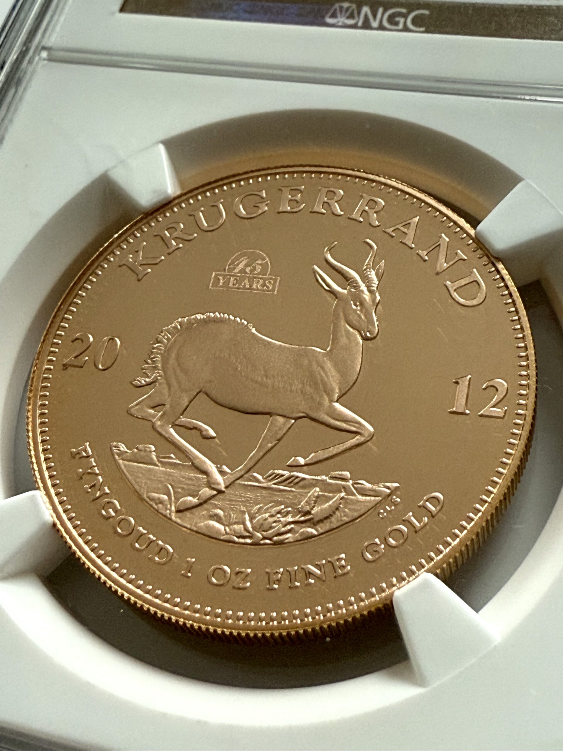 kruegerrand-2012-45-jahre-privy-mark-ngc-pf70-ucam_5 Krugerrand 2012 1 oz de oro de prueba con marca privada 45 AÑOS sobre el antílope saltón: vista detallada en el soporte NGC