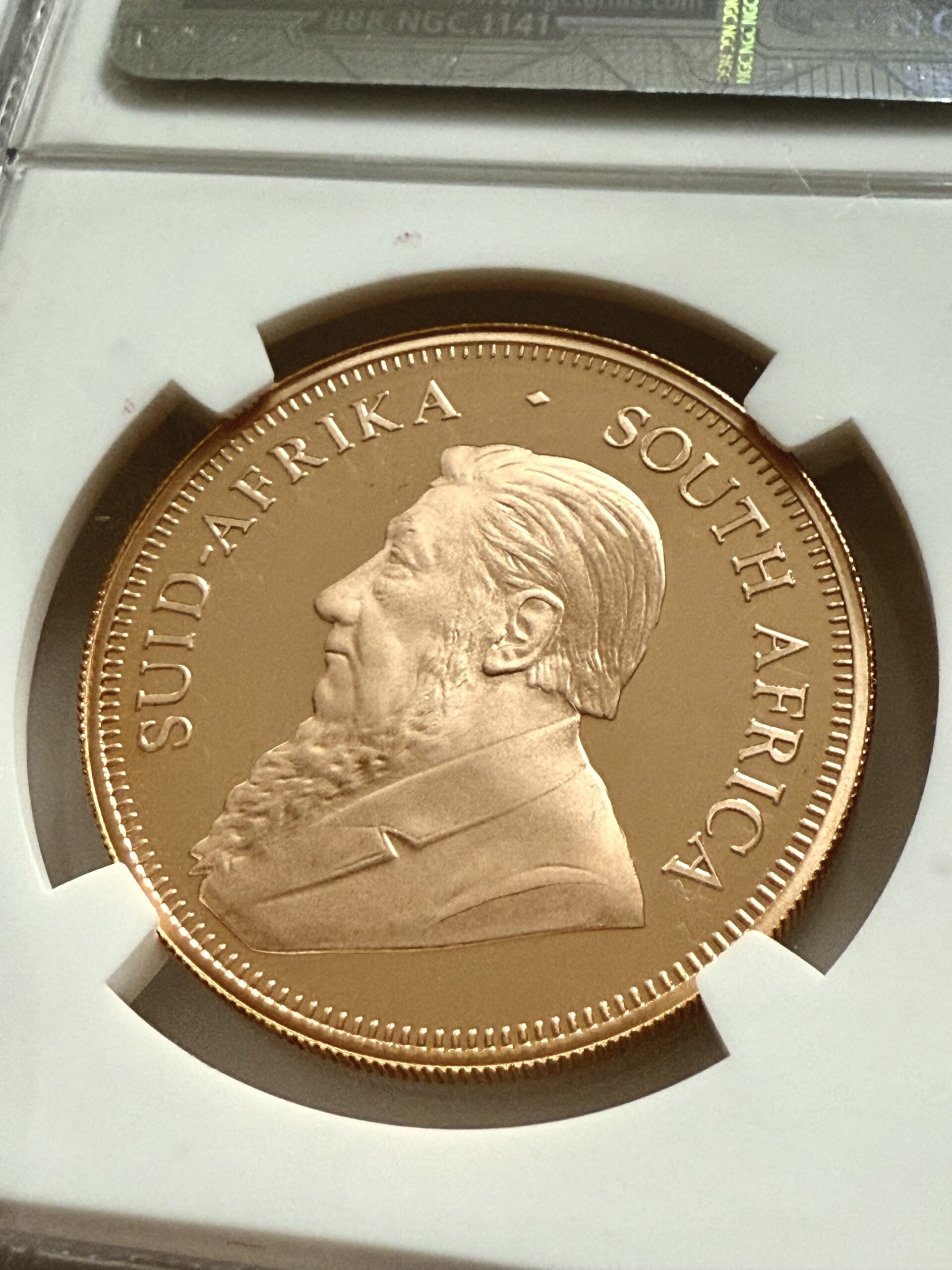 kruegerrand-2012-45-jahre-privy-mark-ngc-pf70-ucam_6 Krugerrand 2012 1 oz de oro de prueba con marca privada 45 AÑOS sobre el antílope saltón: vista detallada en el soporte NGC