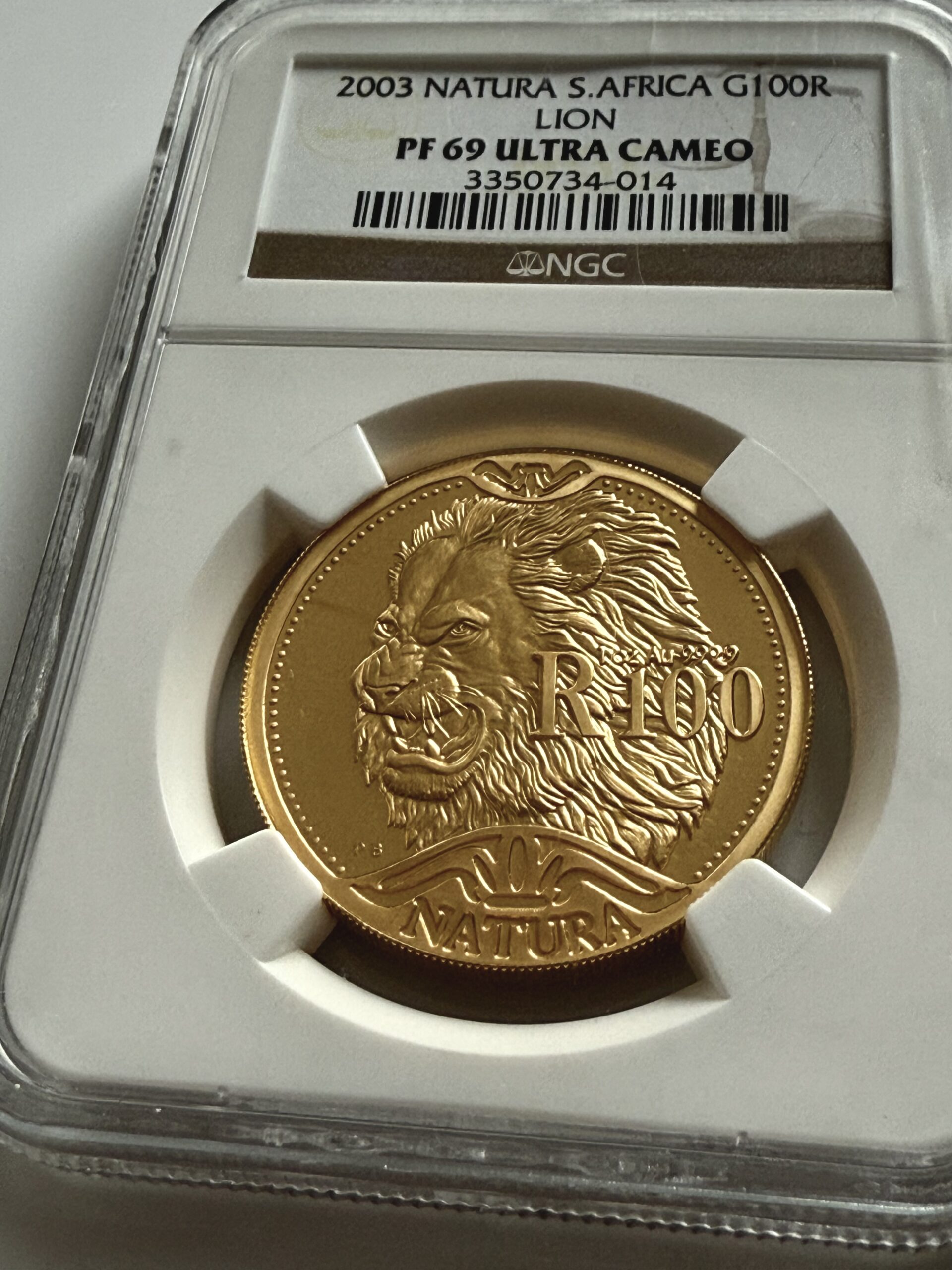 natura-2003-loewe-privy-mark-lion-park-rsa-ngc-pf69-ucam_1 Sudafrica 2003 Natura Lion 1 oz Proof Gold con Privy Mark Lion Park RSA - Vista dettagliata nel supporto NGC