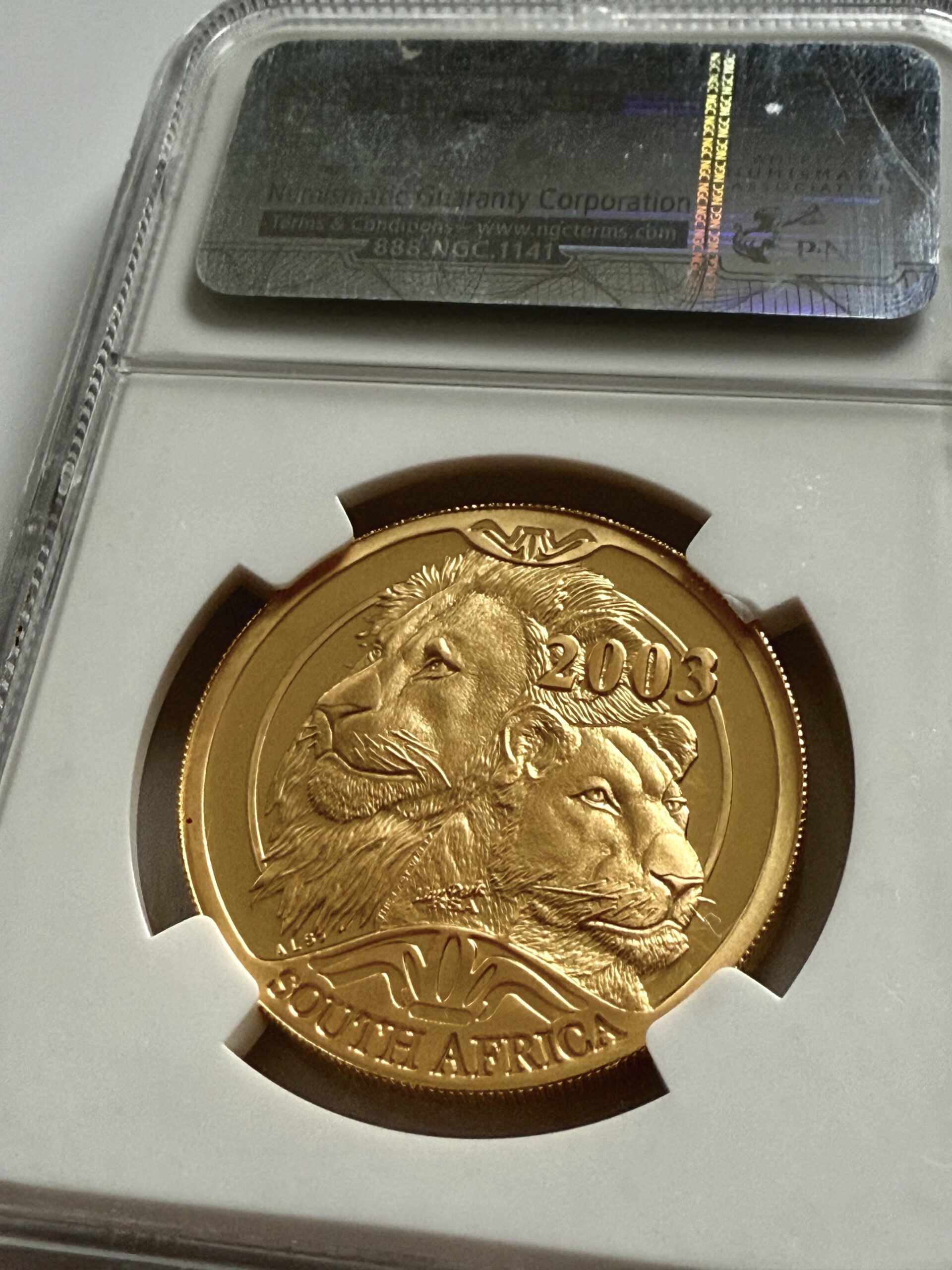 natura-2003-loewe-privy-mark-lion-park-rsa-ngc-pf69-ucam_2 Südafrika 2003 Natura Löwe 1 oz Proof Gold mit Privy Mark Lion Park RSA - Detailansicht im NGC-Holder