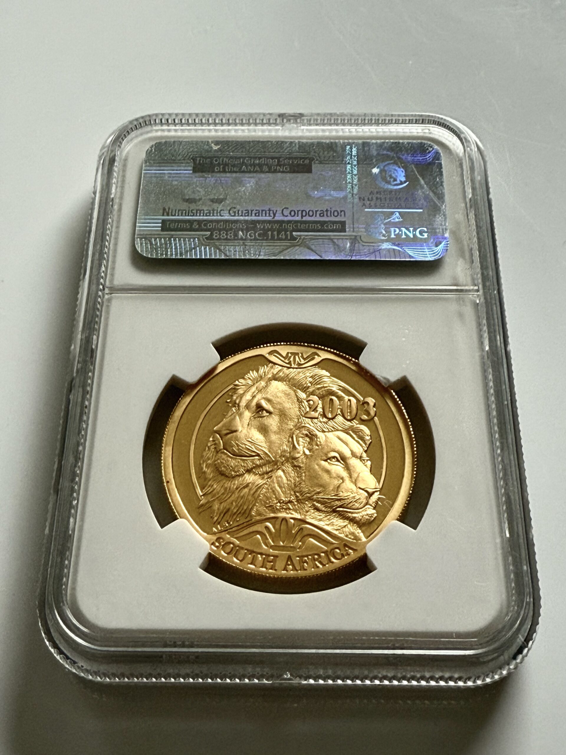 natura-2003-loewe-privy-mark-lion-park-rsa-ngc-pf69-ucam_3 Südafrika 2003 Natura Löwe 1 oz Proof Gold mit Privy Mark Lion Park RSA - Detailansicht im NGC-Holder