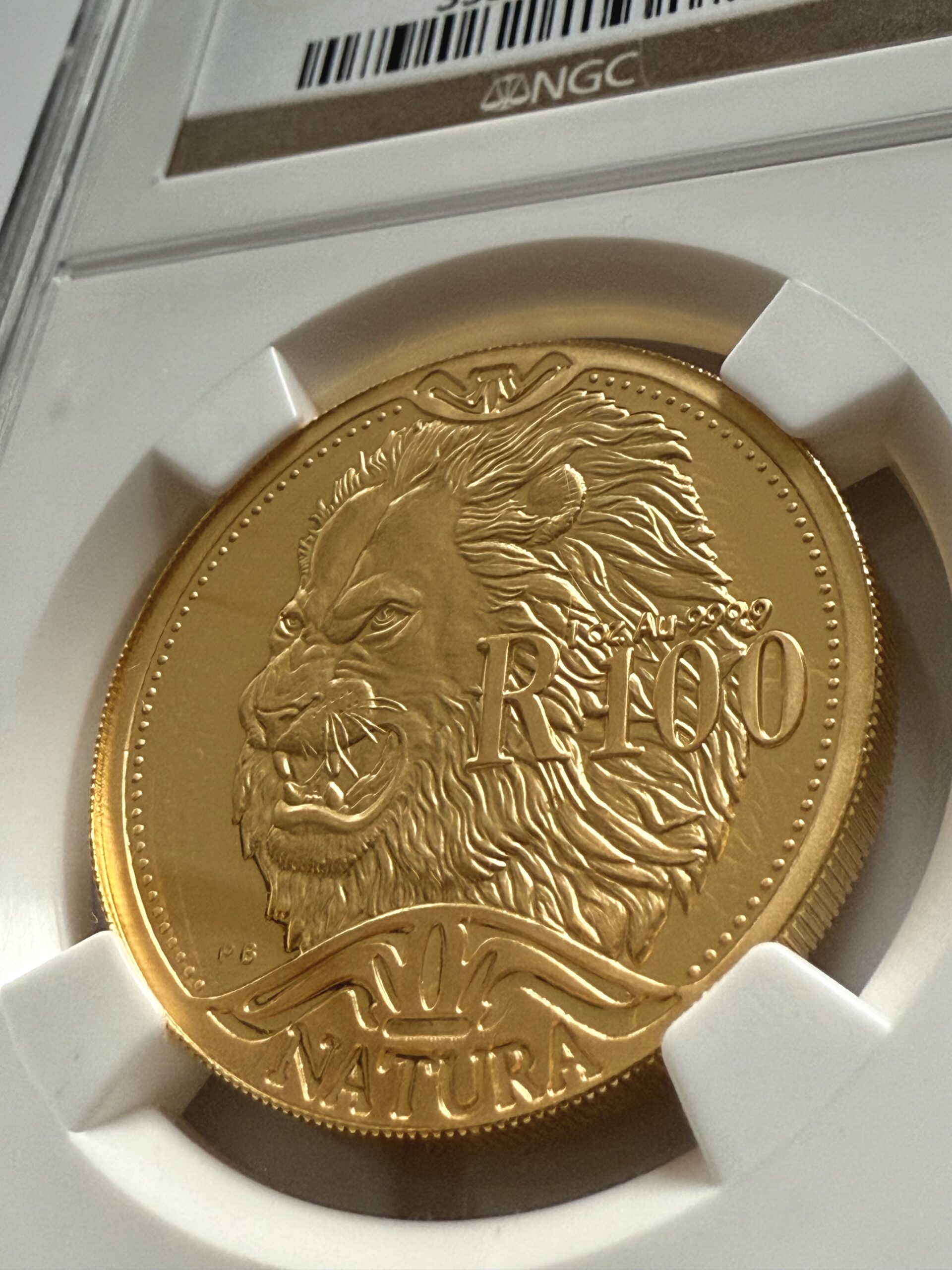 natura-2003-loewe-privy-mark-lion-park-rsa-ngc-pf69-ucam_5 Südafrika 2003 Natura Löwe 1 oz Proof Gold mit Privy Mark Lion Park RSA - Detailansicht im NGC-Holder