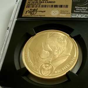 Südafrika 2020 Big Five Rhino 1oz Gold Proof im NGC-Holder PF70 Ultra Cameo, First Day of Issue, handsigniertes Label mit South African Mint Logo; Revers mit Nashornkopf, Wappenmedaillon, Umschrift SOUTH AFRICA und BIG FIVE 2020.