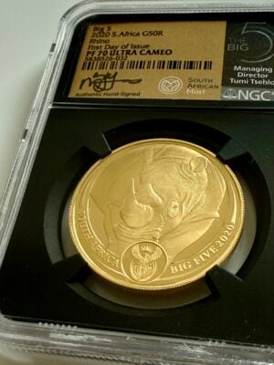 Sudafrica 2020 Big Five Rhino 1 oz Gold Proof in NGC-Holder PF70 Ultra Cameo, primo giorno di emissione, etichetta firmata a mano con il logo della Zecca sudafricana; retro con testa di rinoceronte, medaglione con stemma, iscrizione SUD AFRICA e BIG FIVE 2020.