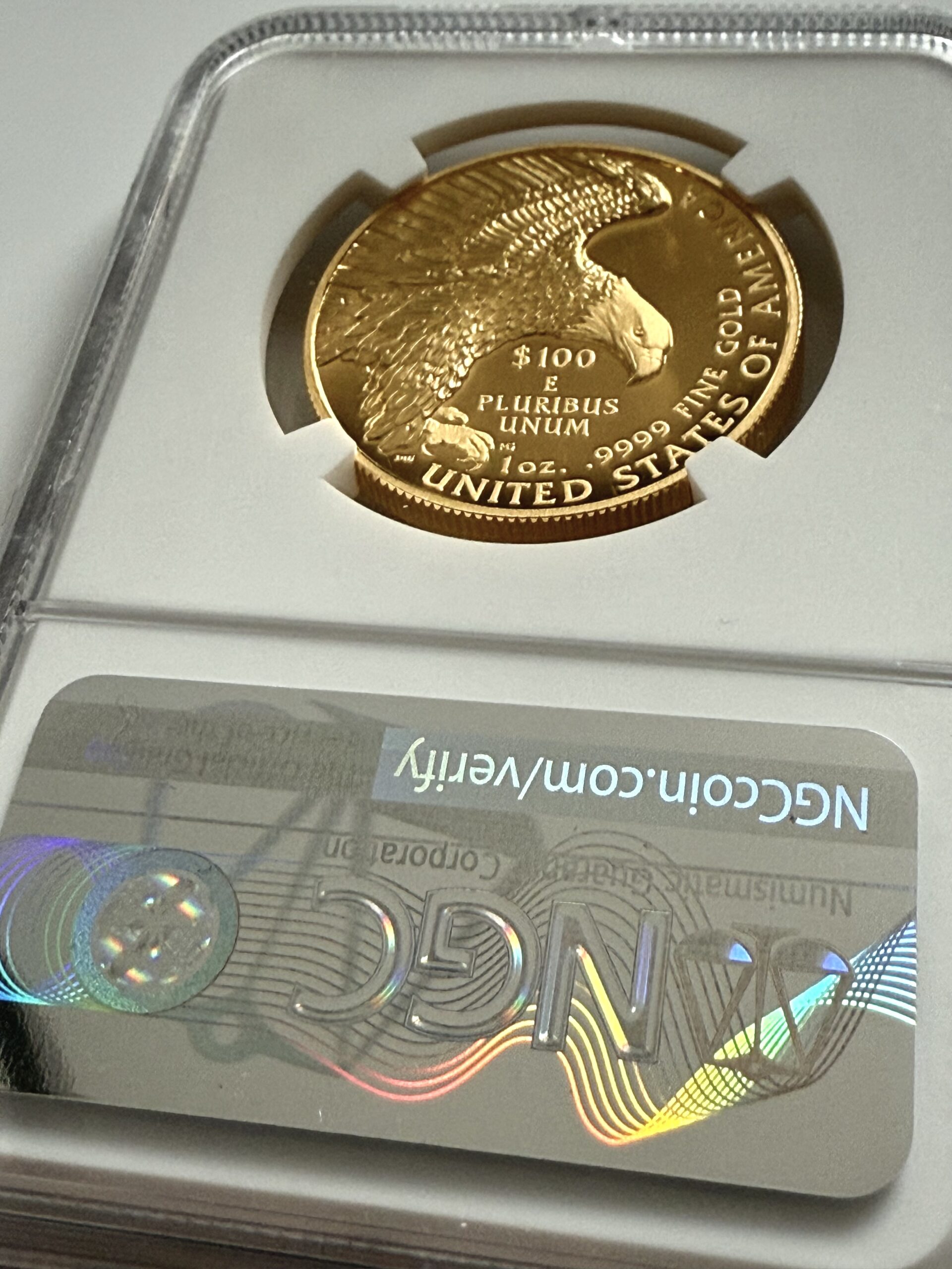 États-Unis 2019 American Liberty Haut-relief Westpoint NGC SP70 Amélioré 2 American Liberty 2019 1 oz Gold $100 High Relief - Rückseite mit Adler im Flug - NGC-Slab Detail