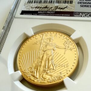 USA 2019 American Eagle Gold Burnished 1oz 50 Dollars, Saint-Gaudens Liberty mit Strahlenkranz, Jahr 2019 mit W-Mintmark, im NGC-Holder MS70 mit US Mint Designer Series Label Miley Frost, schräge Nahaufnahme.