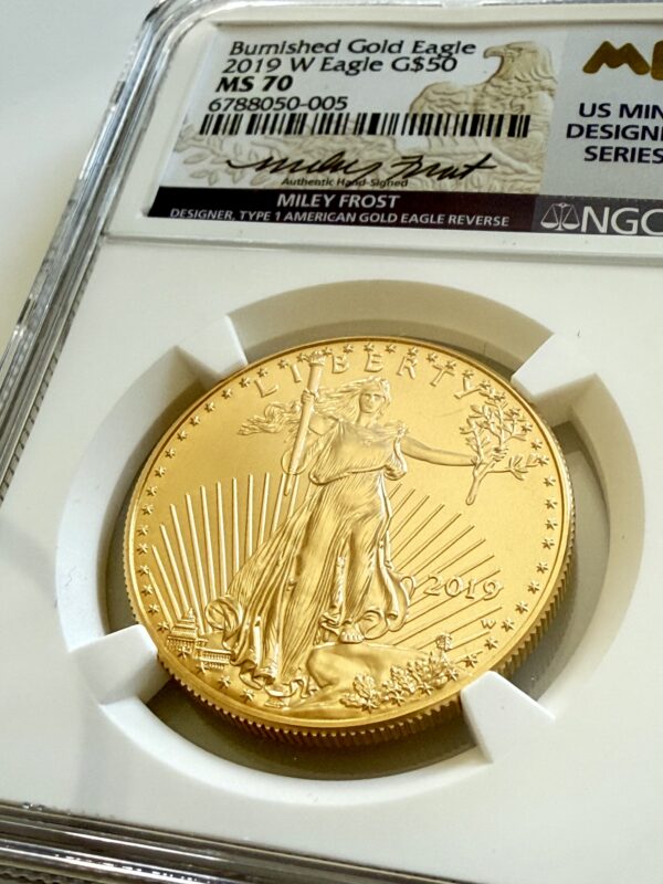 USA 2019 American Eagle Gold Burnished 1oz 50 Dollars, Saint-Gaudens Liberty mit Strahlenkranz, Jahr 2019 mit W-Mintmark, im NGC-Holder MS70 mit US Mint Designer Series Label Miley Frost, schräge Nahaufnahme.