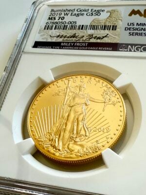 Pièce de 50 dollars American Eagle 2019 en or bruni de 1 oz, Saint-Gaudens Liberty avec halo, année 2019 avec marque d'atelier W, dans un étui NGC MS70 avec étiquette de la série Designer de la Monnaie américaine Miley Frost, gros plan oblique.