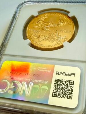 usa-american-eagle-gold-burnished-2019-50usd-ngc-ms70_4 Pièce de 50 dollars American Eagle 2019 en or bruni de 1 oz, Saint-Gaudens Liberty avec halo, année 2019 avec marque d'atelier W, dans un étui NGC MS70 avec étiquette de la série Designer de la Monnaie américaine Miley Frost, gros plan oblique.