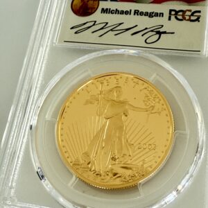 USA 2003 American Eagle 1oz Gold Proof 50 Dollars, Saint-Gaudens Liberty mit Fackel und Olivenzweig, Jahr 2003 mit W-Mintmark, im PCGS-Holder mit Michael Reagan Signaturlabel, schräg fotografiert.