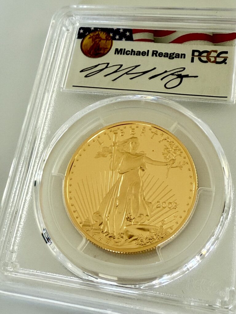 USA 2003 American Eagle 1oz Gold Proof 50 Dollars, Saint-Gaudens Liberty mit Fackel und Olivenzweig, Jahr 2003 mit W-Mintmark, im PCGS-Holder mit Michael Reagan Signaturlabel, schräg fotografiert.