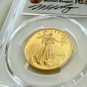 USA 2004 American Eagle 1/2oz Gold Proof 25 Dollars, Saint-Gaudens Liberty mit Strahlenkranz, Jahr 2004 mit W-Mintmark, im PCGS-Holder mit Michael Reagan Signaturlabel, schräge Nahaufnahme.